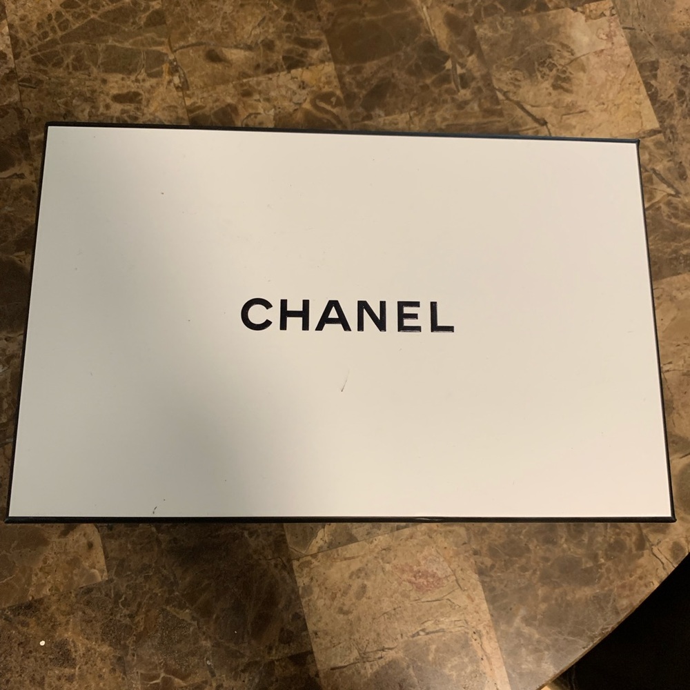 Chanel medium box